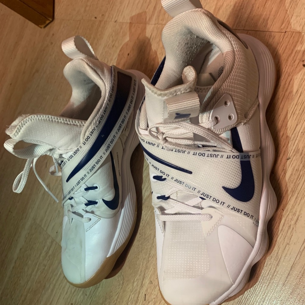 Volleyball shoes for women